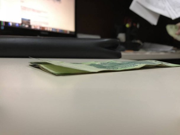 Néhány Mexikói peso pénz számlák egy bézs színű asztal - Fotó, kép