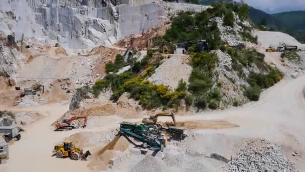Foto aérea de canteras italianas de mármol. Una hermosa vista de las cuevas más famosas del mundo
. - Metraje, vídeo