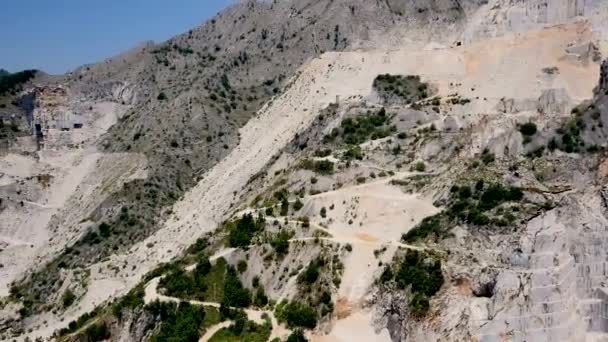 Vue aérienne des carrières de marbre italiennes. Une belle vue sur les grottes les plus célèbres du monde
. - Séquence, vidéo