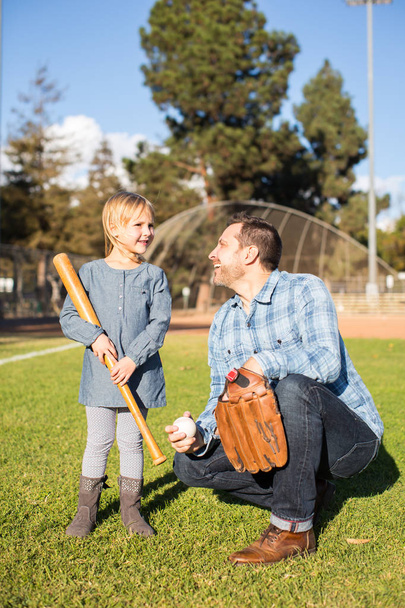 Babası kızı beyzbol - Fotoğraf, Görsel