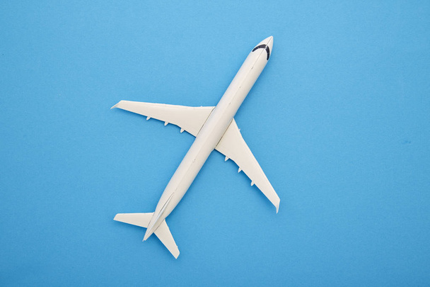 white airplane on a blue background - Foto, imagen