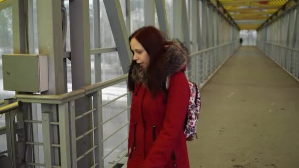 mujer que cruza la carretera en la ciudad el día de invierno   - Metraje, vídeo