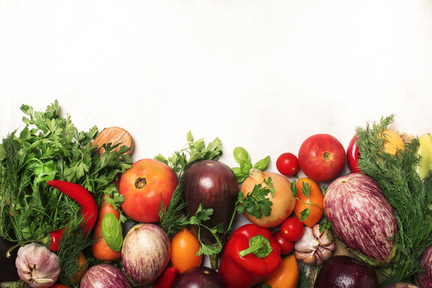 Здоровое чистое питание, вегетарианское питание и диетическое питание. Различные свежие овощи ингредиенты для приготовления пищи на белом фоне стола, пространство для копирования, вид сверху
 - Фото, изображение
