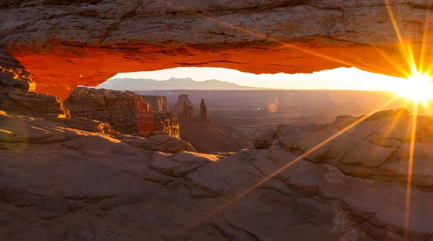 Mesa Arch, Parque Nacional de Canyonlands
  - Foto, Imagem