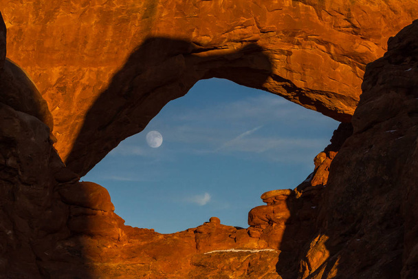 Felkelő Holdon keresztül Dél-ablak  - Fotó, kép