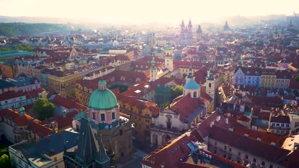 Aerial Birdseye voando baixo em torno do nascer do sol Praça da Cidade Velha República Checa Praga
 - Filmagem, Vídeo