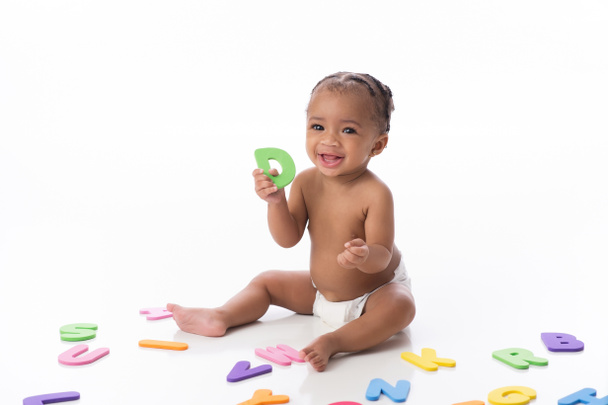 Sorrindo bebê menina brincando com brinquedos de letras
 - Foto, Imagem