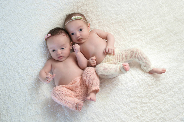 Irmãs de bebê gêmeas fraternas
 - Foto, Imagem