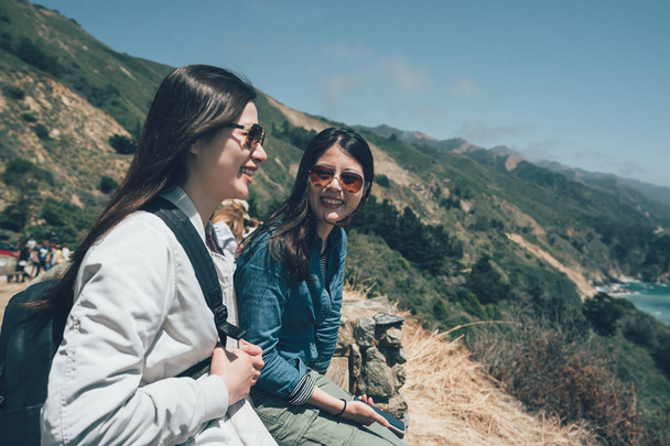 big sur ve hiking açık eğleniyor kadınlar - Fotoğraf, Görsel