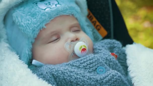 Słodki chłopczyk dziecko śpiące w wózek, zastrzelony przez gimbal - Materiał filmowy, wideo