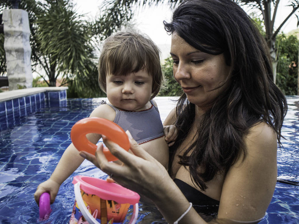 Äiti nauttii kesäpäivästä uima-altaalla perheensä kanssa, Koh Tao elämäntapa, Thaimaa
 - Valokuva, kuva