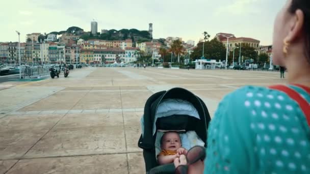 女性は、toursits としてベビーカー中赤ん坊と歩くと彼と一緒に遊ぶし、旅行フランス - 映像、動画