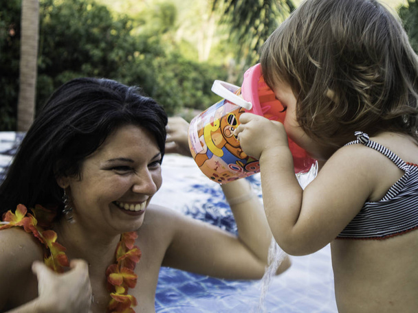 Мать, наслаждающаяся летним днем в бассейне с семьей, Ко Тао, Таиланд
 - Фото, изображение