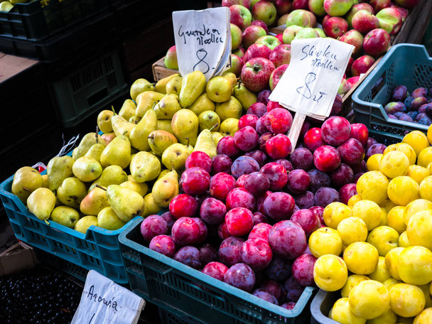 Evropské ovoce pro prodej na trhu. - Fotografie, Obrázek