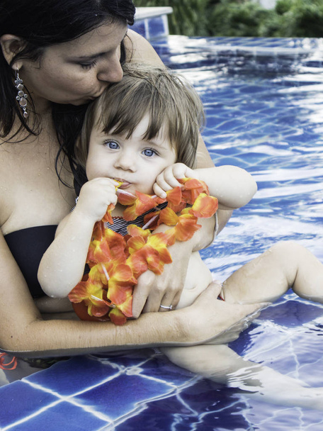 Matka se těší A letní den na The bazénu se svou rodinou, životní styl Koh Tao, Thajsko - Fotografie, Obrázek