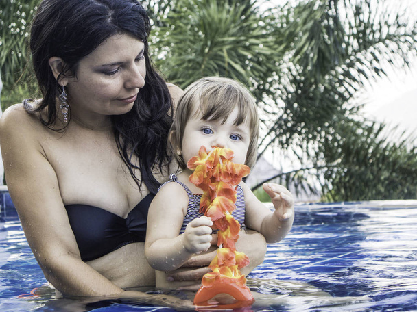 Mãe desfrutando de um dia de verão na piscina com sua família, estilo de vida Koh Tao, Tailândia
 - Foto, Imagem