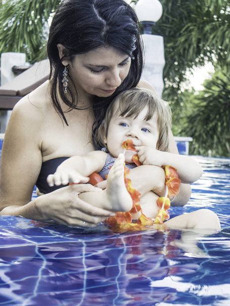 Äiti nauttii kesäpäivästä uima-altaalla perheensä kanssa, Koh Tao elämäntapa, Thaimaa
 - Valokuva, kuva