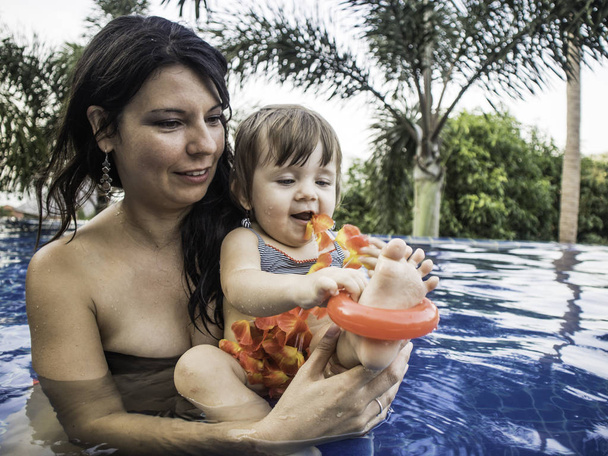 Madre godendo di una giornata estiva in piscina con la sua famiglia, stile di vita Koh Tao, Thailandia
 - Foto, immagini