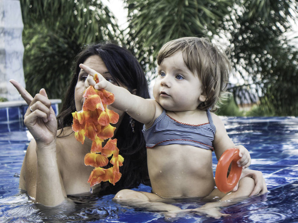 Madre disfrutando de un día de verano en la piscina con su familia, estilo de vida Koh Tao, Tailandia
 - Foto, Imagen