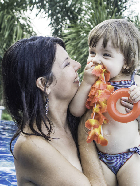 Матері насолоджуючись A літній день на басейн зі своєю сім'єю, Ко Тао способу життя, Таїланд - Фото, зображення