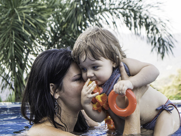 Madre disfrutando de un día de verano en la piscina con su familia, estilo de vida Koh Tao, Tailandia
 - Foto, imagen