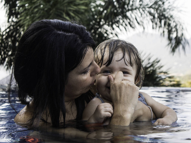 Matka korzystających lato dzień na basenu z rodziną, styl życia Koh Tao, Tajlandia - Zdjęcie, obraz