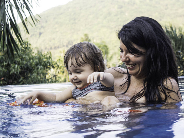 Mãe desfrutando de um dia de verão na piscina com sua família, estilo de vida Koh Tao, Tailândia
 - Foto, Imagem