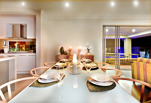 Configurações da mesa de jantar em uma casa à noite
 - Foto, Imagem