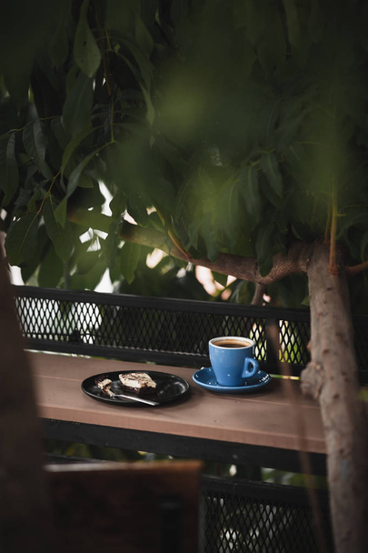 Brownie και ζεστό καφέ στο ξύλο της μπάρας - Φωτογραφία, εικόνα