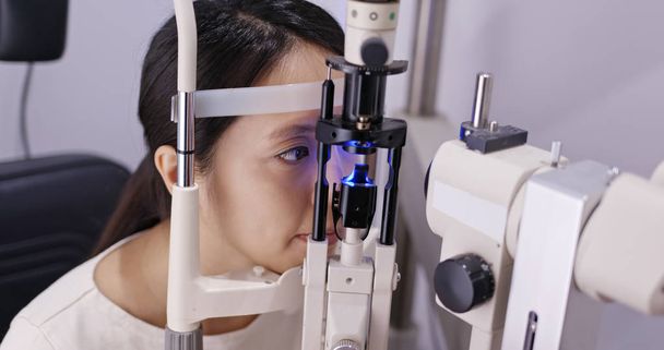 Vrouw controleren op oog in kliniek - Foto, afbeelding