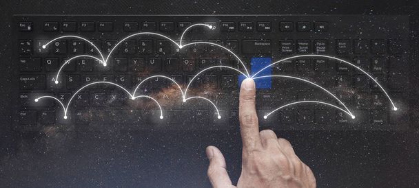 Netzwerk- und Verbindungstechnologie, Handdrücken auf Computertastatur mit doppelt belichtetem Sternenhintergrund - Foto, Bild