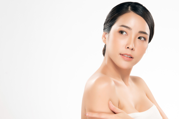 Mooie jonge aziatische vrouw met schone frisse huid - Foto, afbeelding