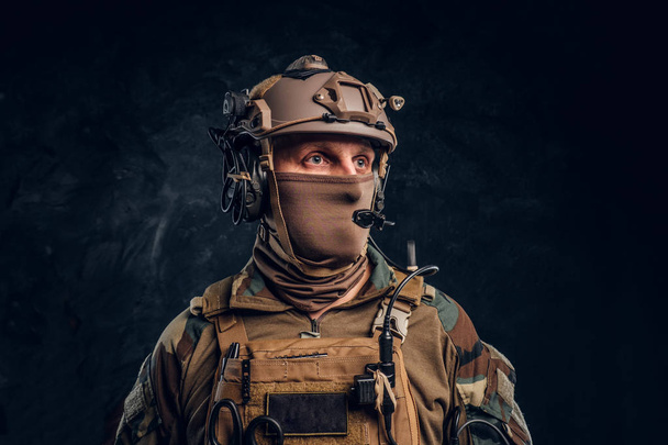 Close-up portret. Particuliere beveiliging dienst aannemer in camouflage helm met walkie-talkie. - Foto, afbeelding