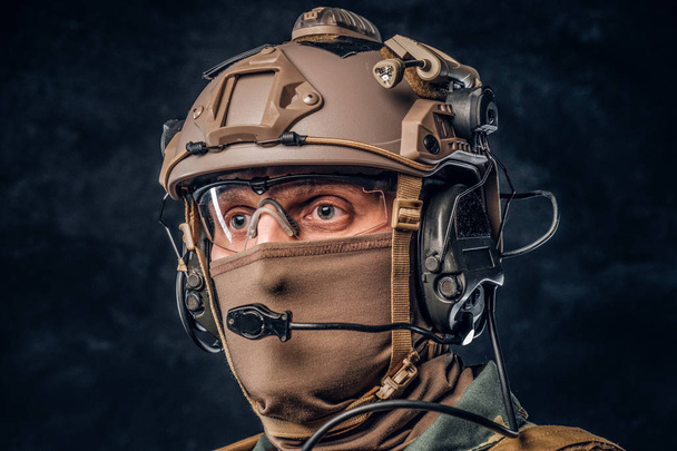 Retrato de close-up. Contratante de serviço de segurança privada em capacete de camuflagem com walkie-talkie
. - Foto, Imagem