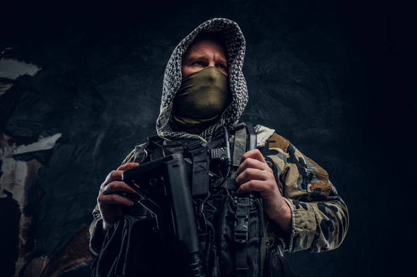 Özel Kuvvetler asker askeri üniformalı maskesi ve bir saldırı tüfeği tutan başlık giyiyor. - Fotoğraf, Görsel