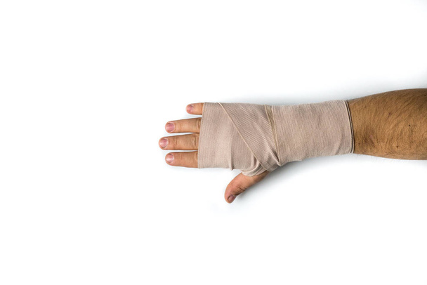 mano vendada de hombre sobre fondo blanco aislado, concepto de dolor
  - Foto, Imagen