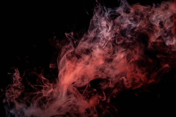 Gros plan tourbillonnant de fumée rouge et bleue sur fond noir isolé
 - Photo, image