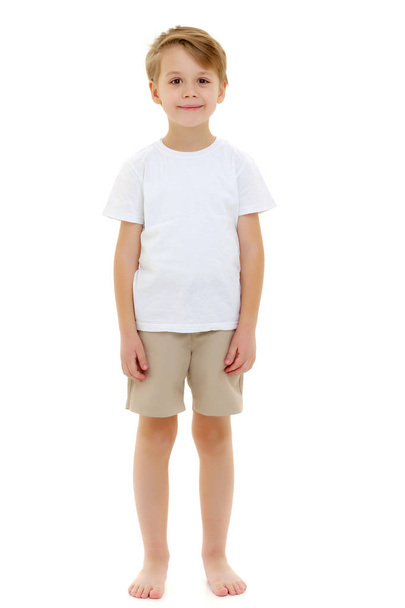 Tunteellinen pikkupoika puhtaassa valkoisessa t-paidassa.. - Valokuva, kuva