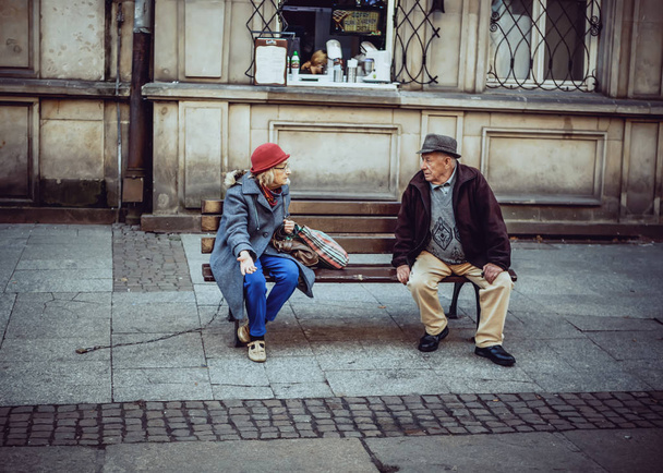 Elderly people talking on the bench - Foto, afbeelding