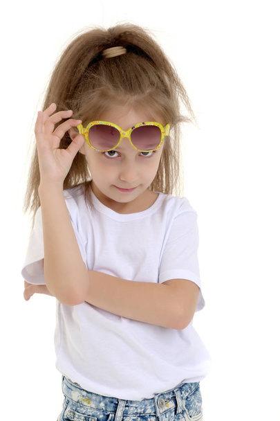 Little girl in sunglasses. - Foto, imagen