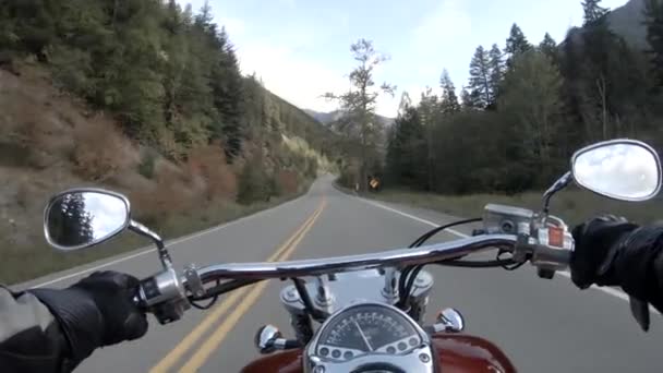 Monter à moto sur une belle route pittoresque entourée par les montagnes canadiennes. Région métropolitaine de Vancouver, BC, Canada
. - Séquence, vidéo