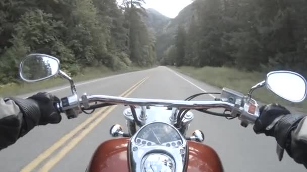 Jezdím na motorce na nádherné malebné silnici obklopené kanadskými horami. Velký Vancouver, BC, Kanada. - Záběry, video