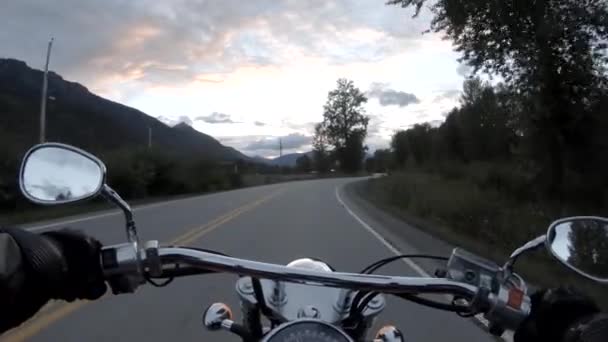 Kanada Dağları ile çevrili güzel bir doğal yolda bir motosiklet sürme. Greater Vancouver, Bc, Kanada. - Video, Çekim