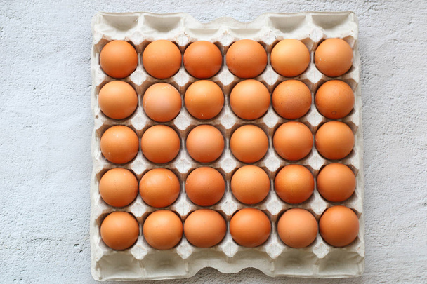 trente œufs bruns frais
 - Photo, image