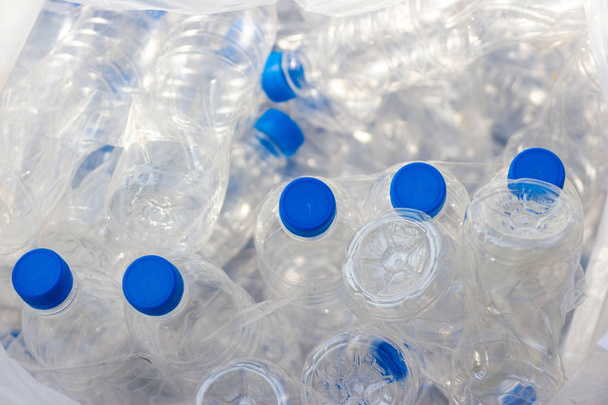 Plastikflaschen, Konzept des Recyclings von leeren gebrauchten Plastikflaschen Plastikflaschen, die nicht als künstliche Stühle verwendet werden. - Foto, Bild