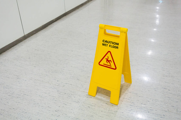 Σημάδια πλαστικό κίτρινο θέσει στο πάτωμα κείμενο προσοχή υγρό πάτωμα - Φωτογραφία, εικόνα