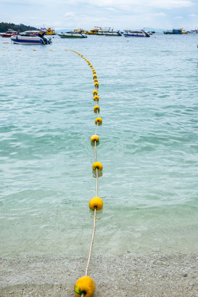 Señales de boyas amarillas flotando en la orilla
 - Foto, Imagen
