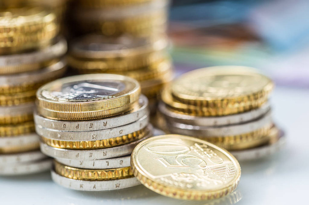 Torres com moedas de euro empilhadas em conjunto - close-up
 - Foto, Imagem