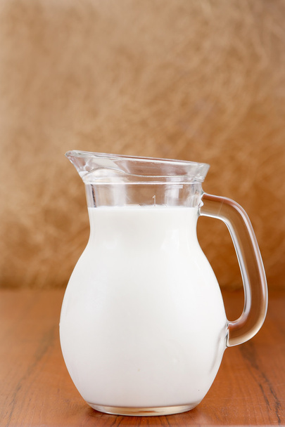 Glaskrug mit Milch - Foto, Bild