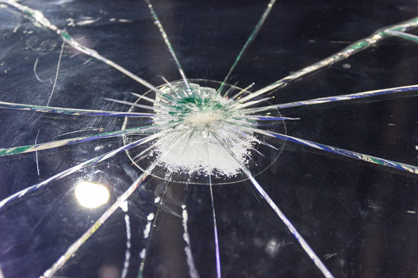 La inseguridad y el peligro del coche - las grietas rotas de cristal del coche como la textura
 - Foto, imagen